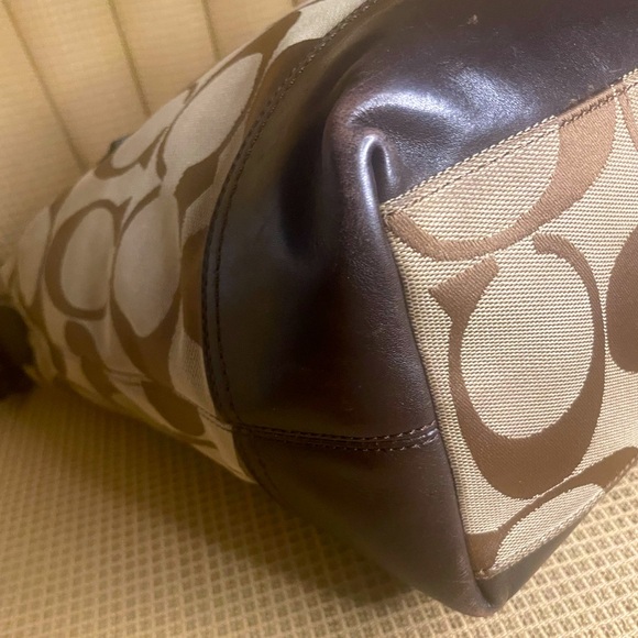 Coach Legacy Signature 21149 - GUC - Picture 10 of 15